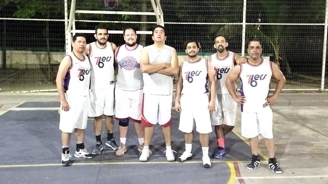 Fotografa adicional del equipo HUERFANOS