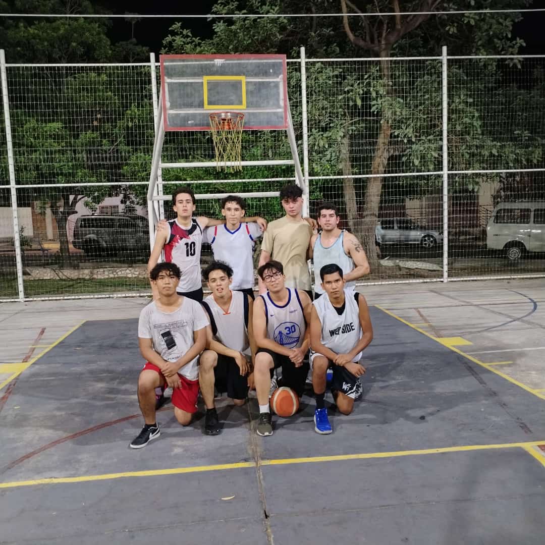 Fotografa adicional del equipo WEST SIDE ONE